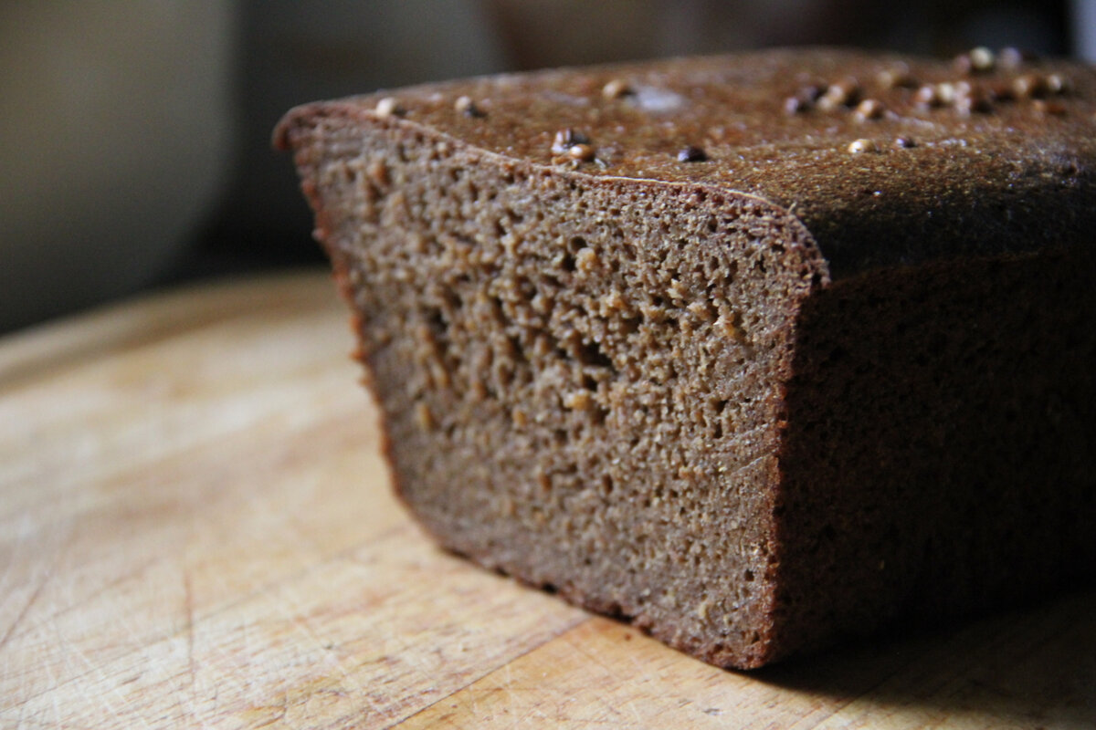 Рецепт домашнего хлеба на закваске в духовке. Borodinsky Bread. Бородинский хлеб в разрезе. Бородинский хлеб в духовке. Американский черный хлеб.