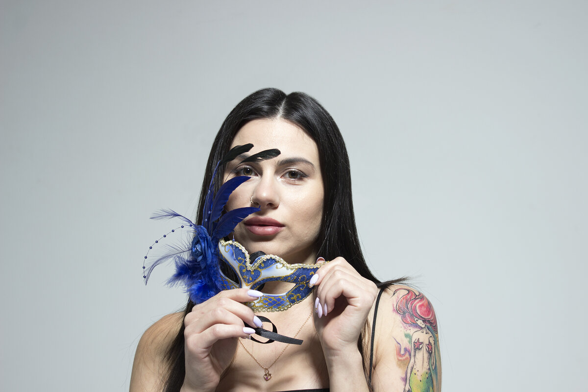 Аксессуар в руках поможет в начале съемке.