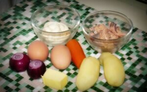 Очень вкусный и нежный салат, сочный, воздушный, рассыпчатый, один из самых любимых и известных.
Ингредиенты
АРТ-КАФЕ МОСКВА
Рыбные консервы (лосось или сайра)-200г.
Сыр-150г.
Яйца-4шт.
Картофель-2-3шт.
Морковь-1шт (крупная).
Лук-1шт.
Майонез.
Соль.
1 ЭТАП
Отварим картофель и морковь до готовности. Охладим и очистим.Отварим яйца вкрутую, охладим и очистим. Отделим белки от желтков.2 ЭТАП
С рыбы сольем масло, разомнем рыбу вилкой.3 ЭТАП
1 слой: Натираем отварной картофель на средней терке прямо в форму или блюдо. Немного посолим и нанесем сетку из майонеза.4 ЭТАП
2 слой: Лук очистим, нарезаем кубиками. Разложим лук равномерно на картофель+сетка из майонеза.5 ЭТАП
3 слой: Консервы+сетка из майонеза.6 ЭТАП
4 слой: Натираем белки на средней терке+сетка из майонеза.\7 ЭТАП
5 слой: Натираем морковь на средней терке+сетка из майонеза.8 ЭТАП
6 слой: Натираем сыр на средней терке+сетка из майонеза.9 ЭТАП
7 слой: Натираем желтки на средней терке. Майонез не наносим.Поставим салат на пару часов в холодильник пропитаться, а лучше на ночь.На это всё, желаем Вам приятного аппетита!
