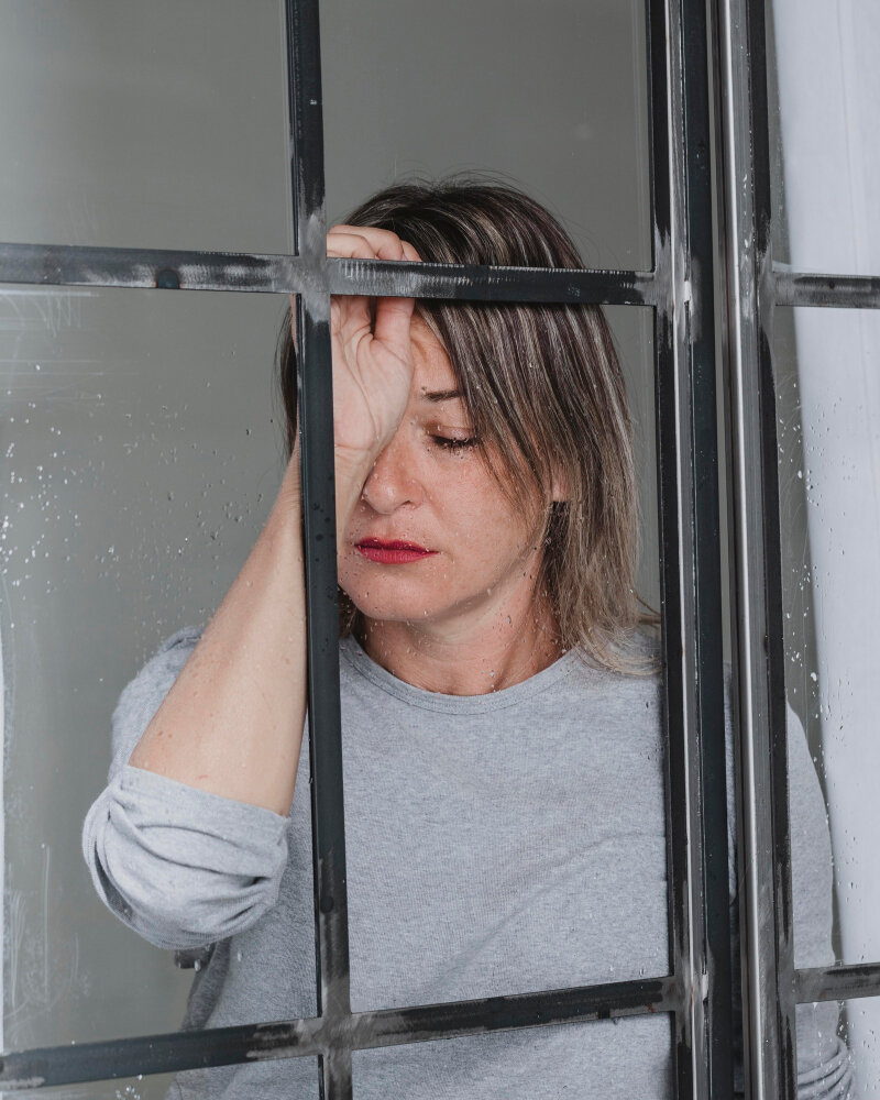 https://ru.freepik.com/free-photo/adult-woman-stressing-out-at-home_11198918.htm#query=женщина%20плакать%20слезы&position=13&from_view=search&track=ais
