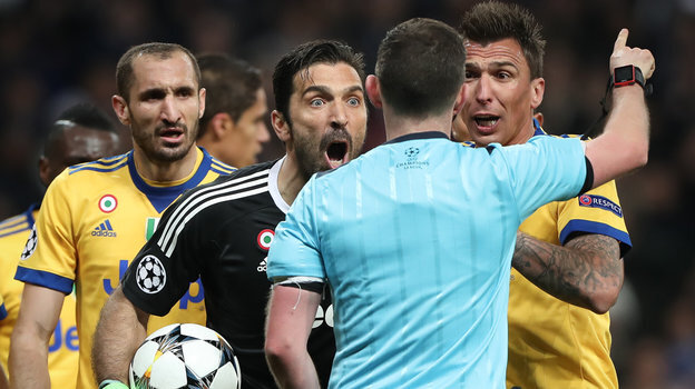 Джанлуиджи Буффон спорит с судьей во время матча «Ювентус» — «Реал». Фото Global Look Press