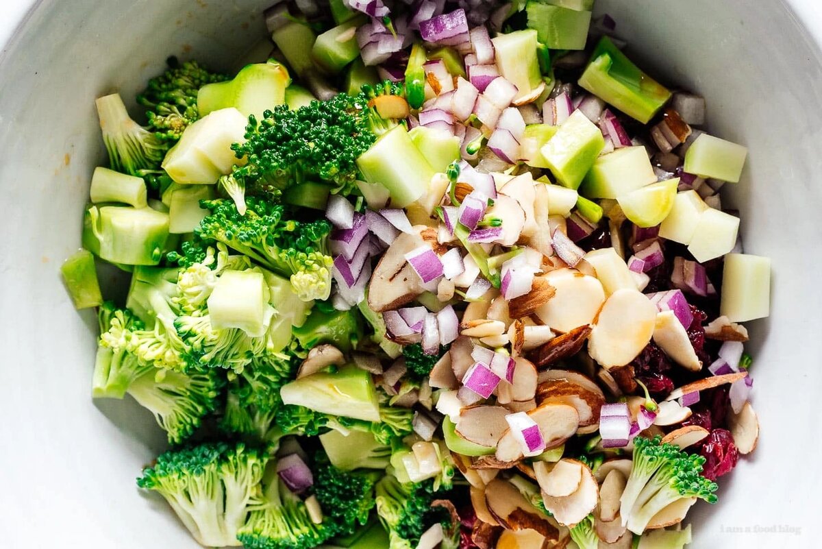 🥦Салат из брокколи! Салат из брокколи со сладкой и острой заправкой — мой  новый вариант для летних вечеринок. В конце небольшой секрет! | FoodBlog |  Дзен