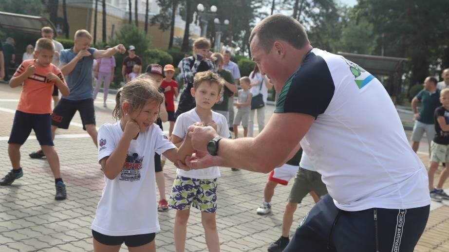     Чемпион мира по боксу Денис Лебедев провел мастер-класс в Хабаровске, на котором около 50 человек познакомились с основами боксерского мастерства