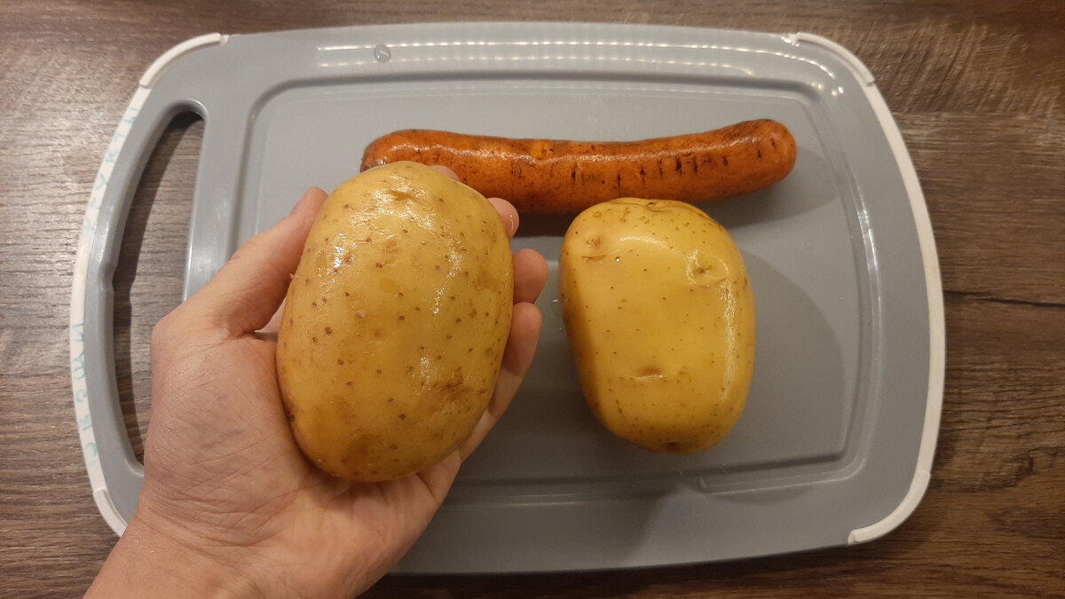 Тут видно размер картофелины и морковы - это все на две приличные порции.