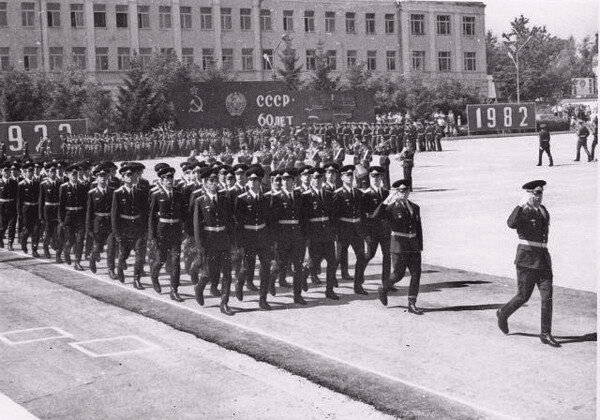 Торжественный выпуск офицеров Каменец-Подольского высшего военного инженерного командного училища в 1982 году