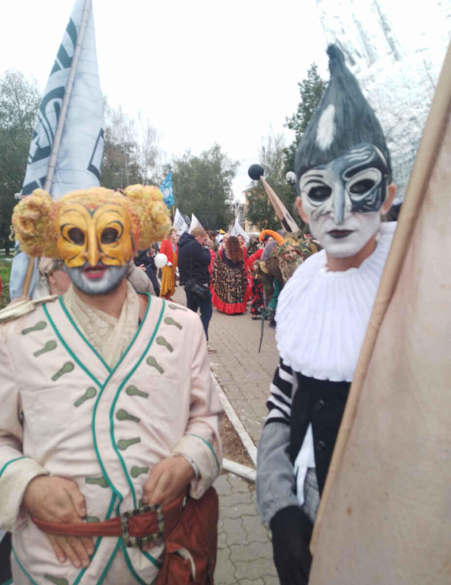 По уже сложившейся традиции, в Туле,  в дни города проходит "Театральный дворик".  В этом году- это уже XV Международный фестиваль уличных театров. 9/09/2023. 16:00.-10