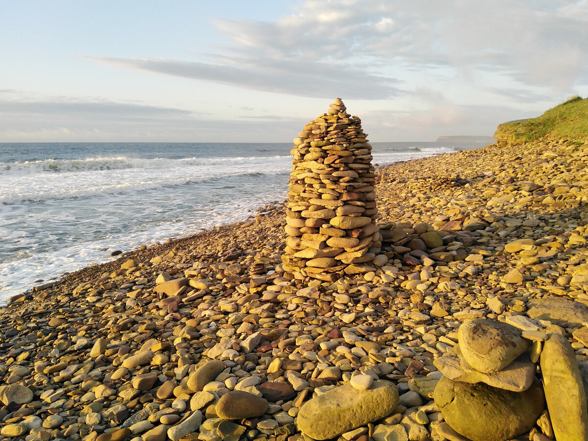 Каменистый пляж мыса.