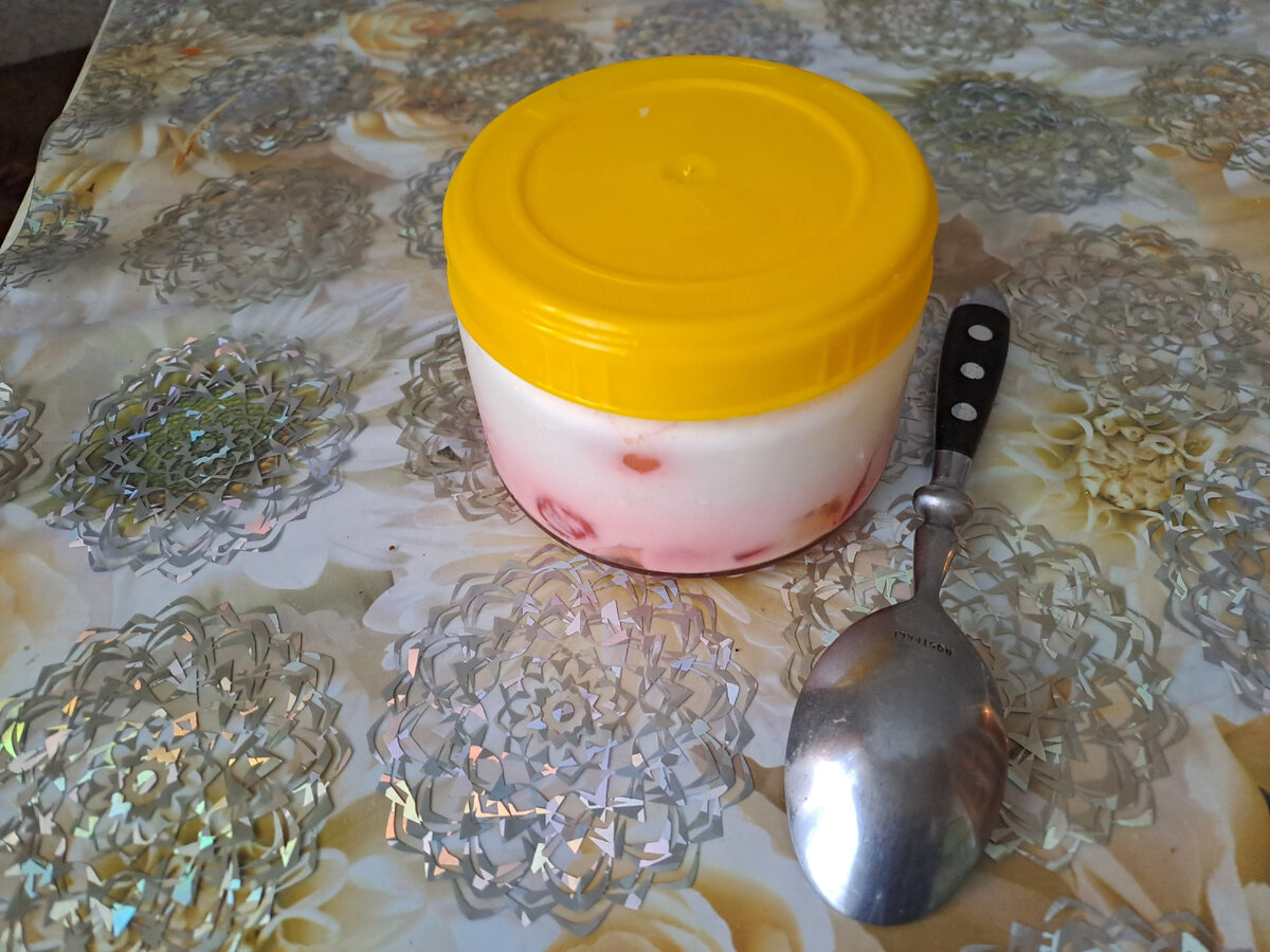 Вот так йогурт выглядит снаружи. Цукаты дали цвет, йогурт внизу розовый.