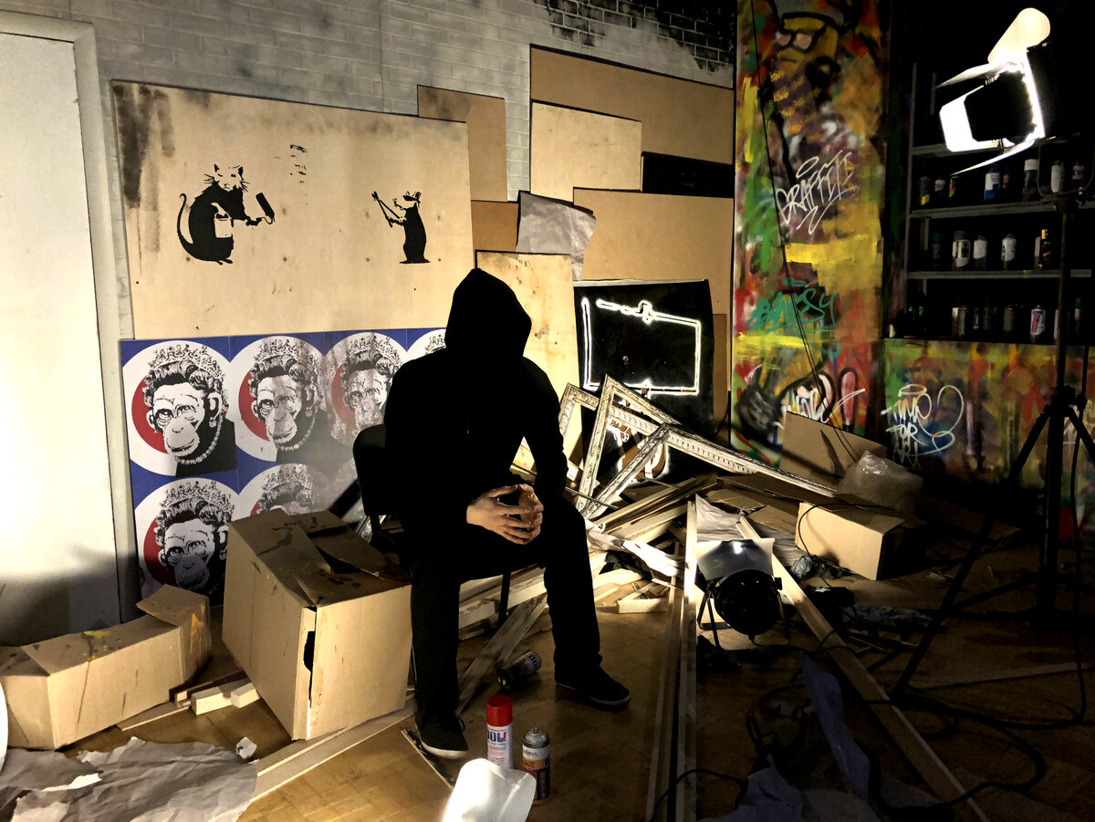 выход через сувенирную. бэнкси выход через сувенирную лавку.