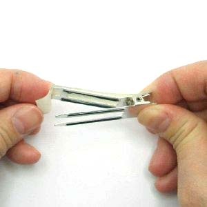 Приклеиваем на верхнюю часть заколки и не много внутри заколки.