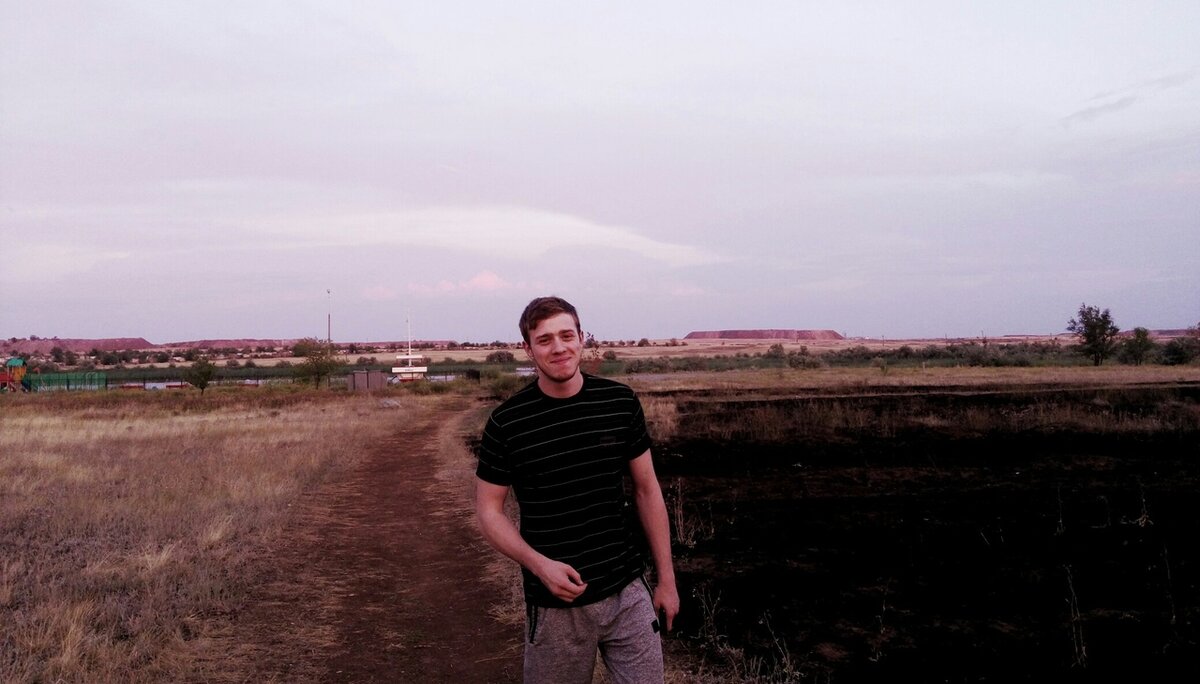 Поле на половину выжжено из-за жары.