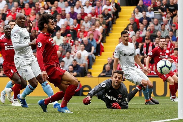 Мохамед Салах открывает свой счет  в "Ливерпуль" в течение сезона, когда он пробивает мяч мимо вратаря "Вест Хэма" Лукаша Фабьянски. ФОТО: REUTERS