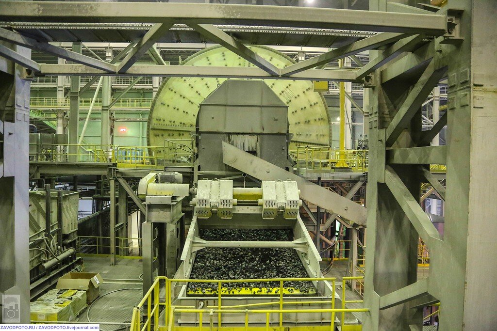 Руда фабрика. Руда фабрика. Флотомашины михеевский гок. Тоф талнахская обогатительная фабрика. Обогатительная фабрика риддер.