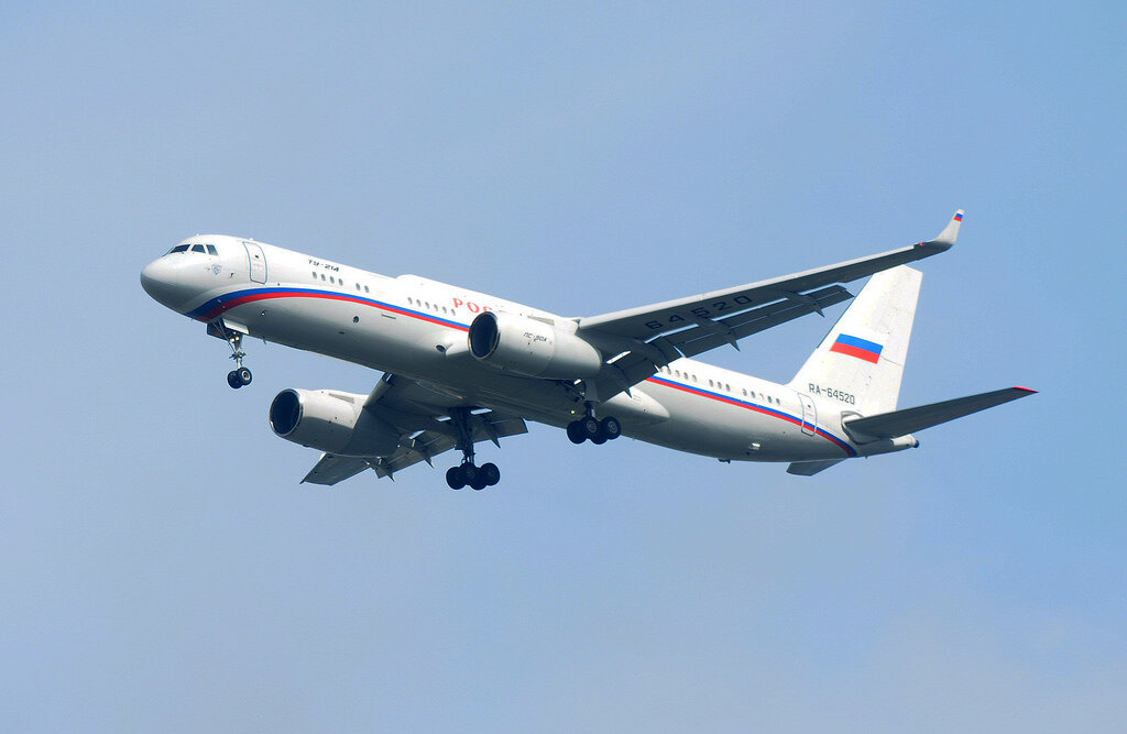  На минувшей неделе с рабочим визитом Омск посетил Президент России, такое событие не могло остаться незамеченным споттерской братией. Как всегда непосредственно визиту предшествуют прилеты самолетов СЛО "России" - первым прилетал суперджет RA-89040 (https://max-sky.livejournal.com/379479.html), после был Ан-148 RA-61727 (скорее всего никто не снял), и перед самым визитом с делегацией прибыл Ту-214 RA-64505 (https://driver-gazelle.livejournal.com/90643.html, https://mr-abrikos.livejournal.com/16556.html) - я его к сожалению по работе упустил, а также Ил-76 с автомобилем для первого лица государства - его поймать удалось.

