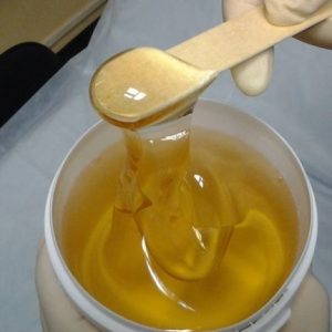 Современная косметология развивается очень активно, и одно из важных направлений ее развития – удаление  растительности на теле. Инновационная технология, завоевавшая признание  клиентов многих стран мира, – шугаринг. Эта процедура пользуется  огромной популярностью. Чтобы сравнить ее с восковой эпиляцией и понять  специфику обеих методик, разберемся во всех аспектах.