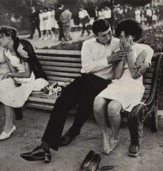 
Сейчас многие девушки как-то подсознательно делят все свидания на важные и, скажем так, проходные, как бы ни к чему не обязывающие. Советские девушки и женщины ко всем подобным мероприятиям относились максимально ответственно и к каждому подходили во всеоружии. То есть в лучшем наряде, на каблуке и в боевой раскраске. 
