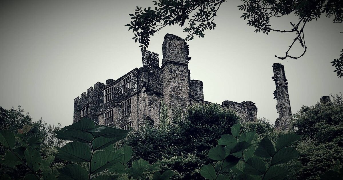 The most haunted castle in britain перевод. Пересказ текста the most haunted castle in britain. Malahide castle, dublin, ireland. Замок чиллингем в англии приведения. The most haunted castle in britain перевод.
