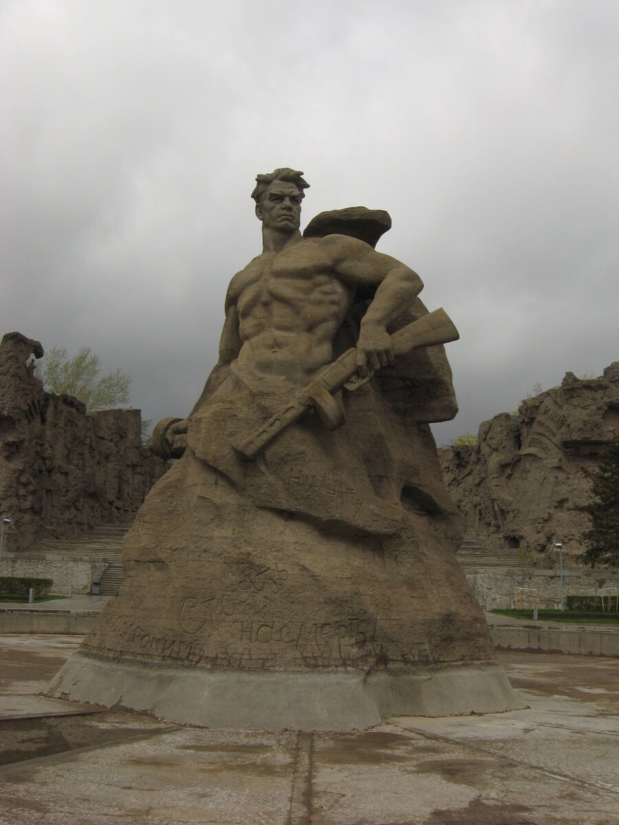 В волгограде стоит памятник. Памятник Мамаев Курган в Волгограде. Скульптура стоять насмерть Мамаев Курган Волгоград. Памятник стоять насмерть в Волгограде. Памятник воину на Мамаевом Кургане.
