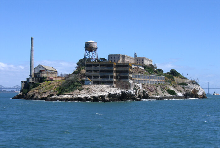 Тюрьма Алькатрас, куда Стив вплавь добрался на спор. Источник: wikimedia