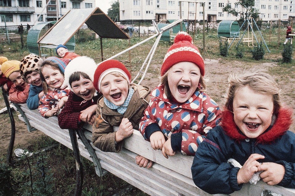 Именно такими были 60е,безопасными и счастливыми.
 