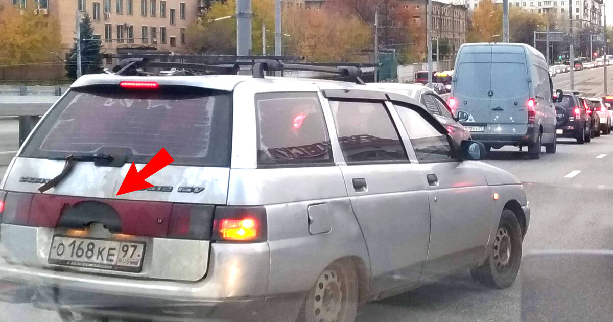 Устаревшее некогда дизайнерское решение, когда фонари визуально объединены в одну деталь, сегодня вновь становится популярным. Но Лады десятого семейства от этого не выглядят современнее. Особенно, если декоративная накладка разбита.