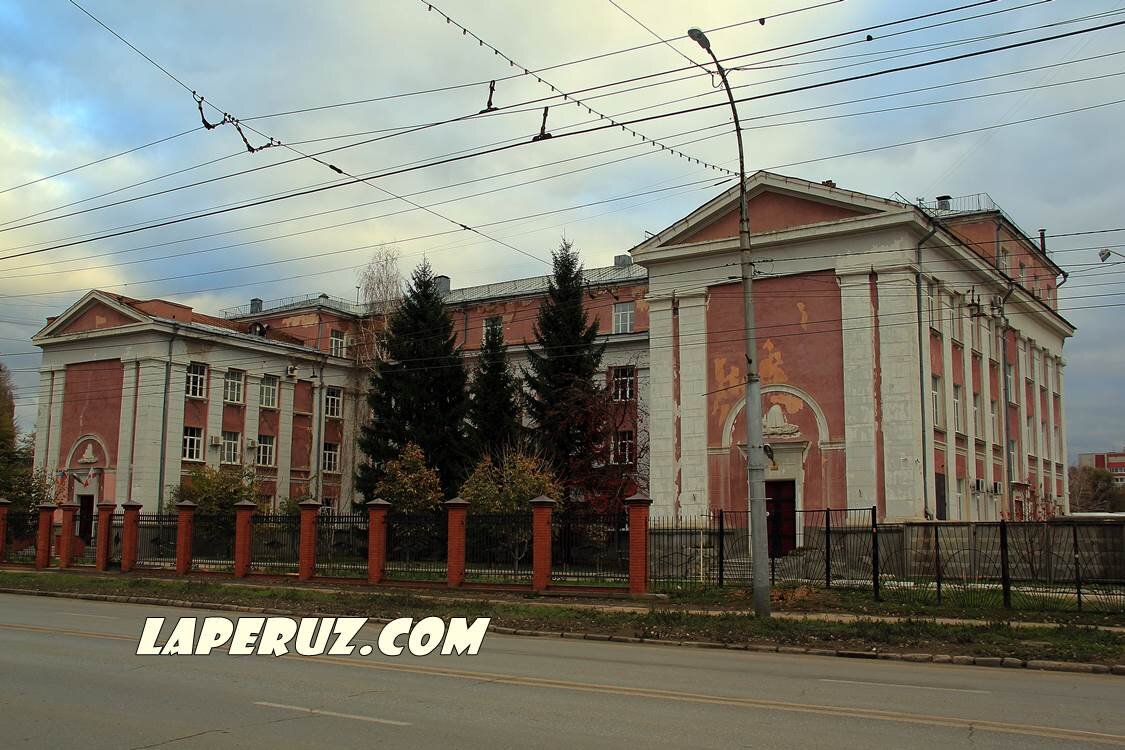 Школа на проспекте Энтузиастов в Саратове была построена в 1954 году.