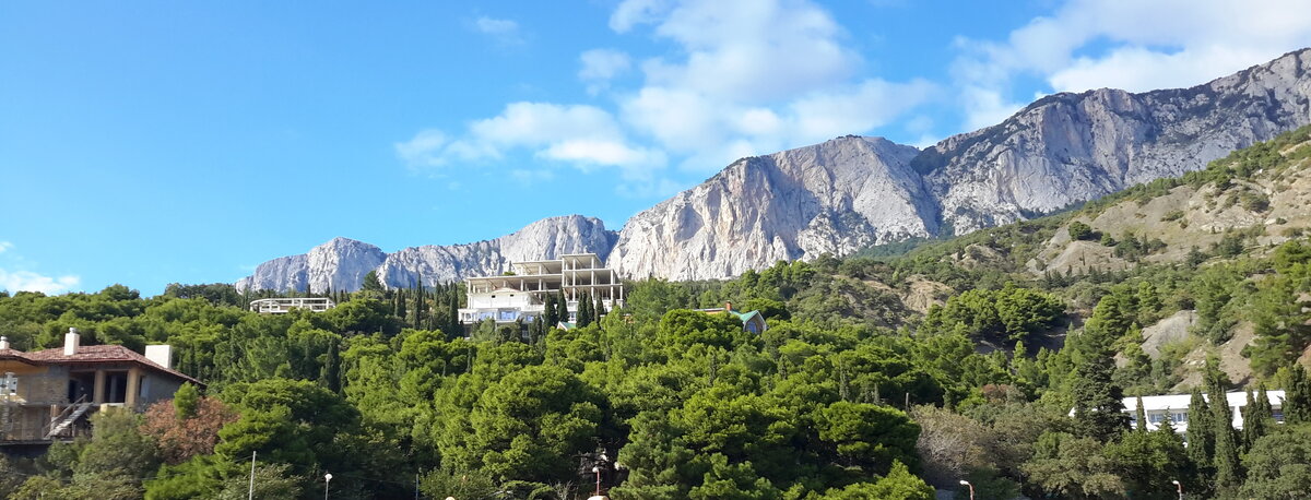 С сентября, отдыхали в Кастропле, опять повезло, давно следил за этим номером. когда будет акция и вот мне повезло, всего за 3000 в сутки, а так он стоит в летний период, средняя цена 14000(- +2000) Вот цена на 2019 год. Цены не меняются, в 2018 были также эти.