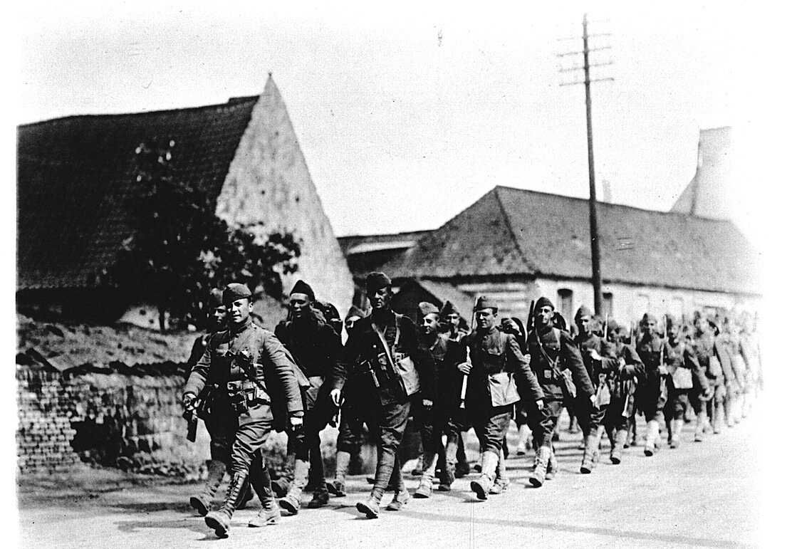 
 История американской интервенции в Россию началась зимой 1918 года, когда германские войска, воспользовавшись срывом мирных договоров в Бресте, 18 февраля развернули наступление по всем фронтам. Под угрозой оказался  и незамерзающий порт Мурманск – стратегически важное место, где хранилась большая часть военного снаряжения, поставляемого в Россию странами Антанты.
