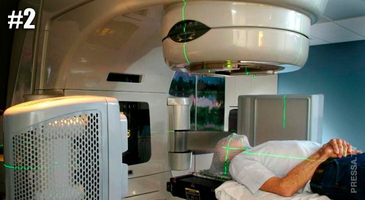 
2. Аппарат Therac-25 стал самым резонансным случаем в истории программирования для медицинских девайсов. В силу ошибки race condition, при быстром переключении режимов работы девайсов между магнитным и рентгеновским заслонка для рентгеновских лучей не успевала установиться.
Из-за этого у 10 пациентов диагностировали лучевую болезнь, что привело к смерти, или ампутации зараженных частей тела.
