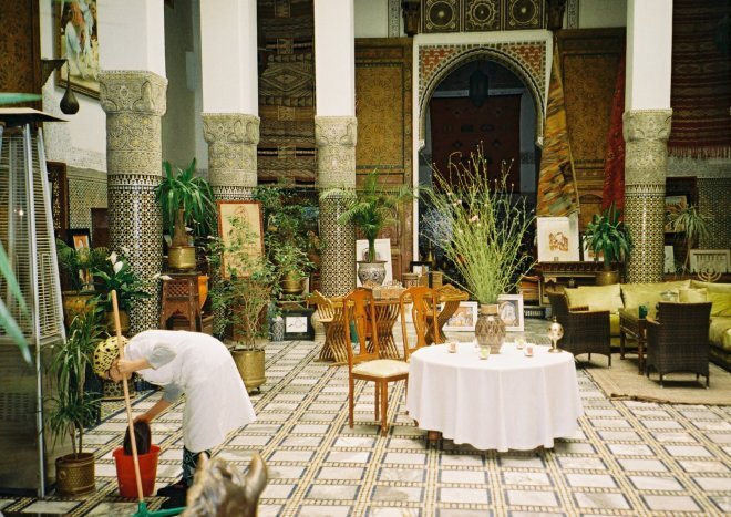 Купив билеты за несколько месяцев, я поняла, что срок нашего пребывания в стране совпадает с Рамаданом. К счастью опасения остаться без провианта не оправдались, В каждом городе находились варианты — от ресторанов в районах для экспатов и туристических гастро-Мекк до Макдональдса. Популярные блюда в Марокко — это «тажин» — рагу в специальной посуде с конусной крышкой, кускус с овощами, на завтрак вкуснейшие лепёшки и яичница.