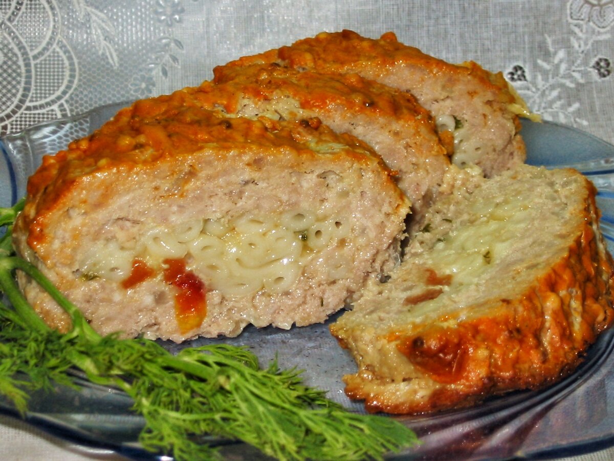 Очень аппетитный, ароматный и сытный рулет можно подавать и как горячее блюдо и как холодную закуску.