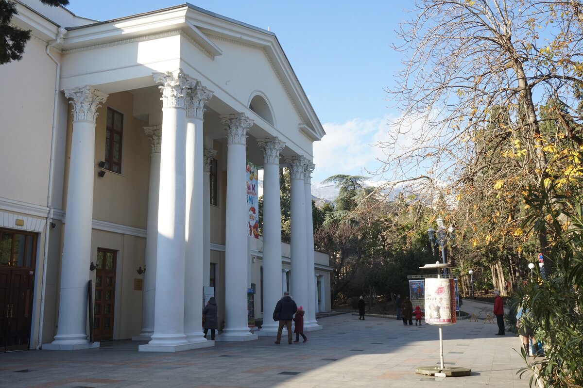 Так выглядит парадный вход Чеховского театра сегодня. Адрес театра: Ялта, улица Екатерининская 13. 