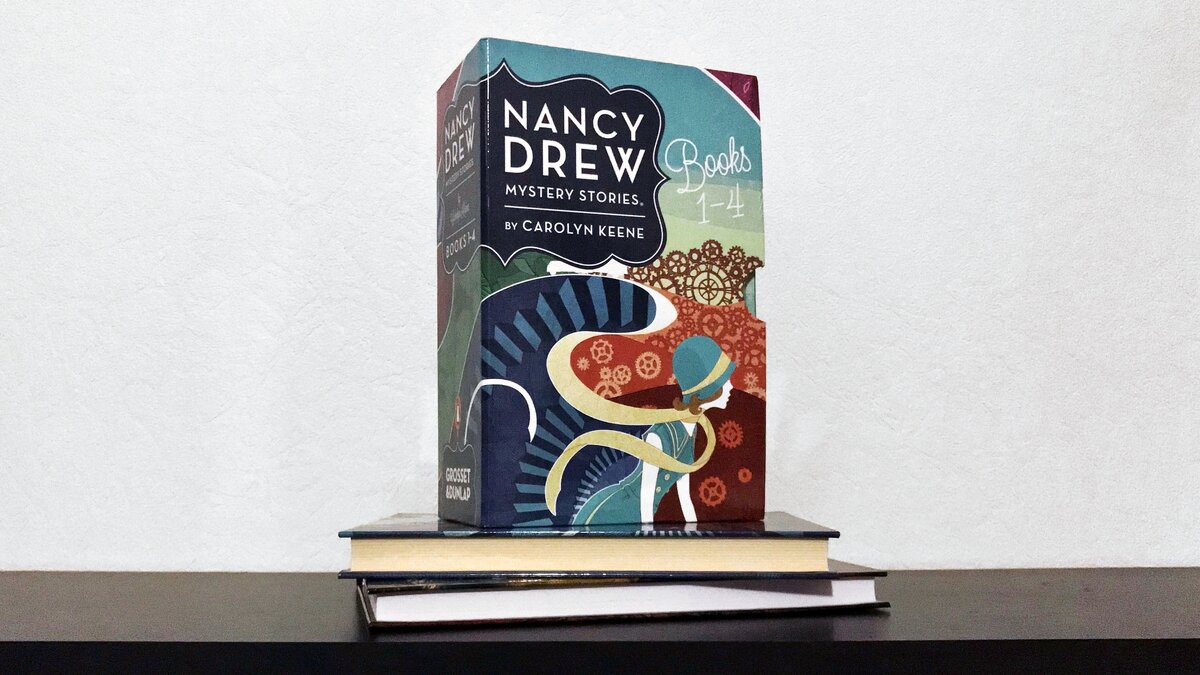 Сверху находится оригинальное произведение в переиздании, снизу же издание от «АСТ» на русском языке. На данной фотографии сильнее всего можно заметить разницу в оттенках бумаги.