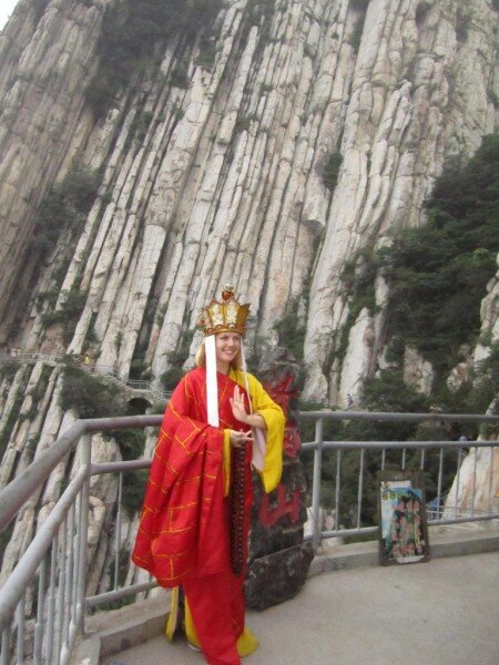  Их там 6 тысяч человек, отдыхают все лето, точнее, тренируются, спят по 4 часа, постоянные занятия, нун-чаки, спаринги, палки, мечи.
В общем, в 5 утра приходилось просыпаться тоже,
восход я встречала у ворот Шаолинского монастыря,  час-полтора занятий цигуном,  потом часок йоги,  и завтрак.
Еде я посвящу отдельный пост, она этого достойна. С 8-30 лекции по цигун, медитации.
Затем до 19 свободное время, которое мы с другом Всеволодом любили проводить, изучая буддийскую и даосские культуры.
Мы обошли практически все доступные нам храмы, поднялись на несколько вершин. 