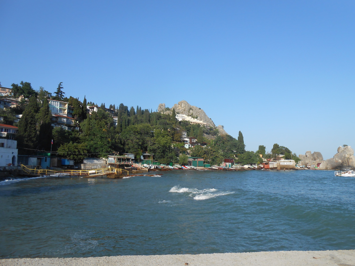 Это прекрасный небольшой городок с узенькими улочками, находящийся 11 км от Ялты. На мой взгляд живописное место, с видом на скалы Адалары. Здесь находится знаменитая дача Чехова, ее местоположение достойно отдельной статьи. 