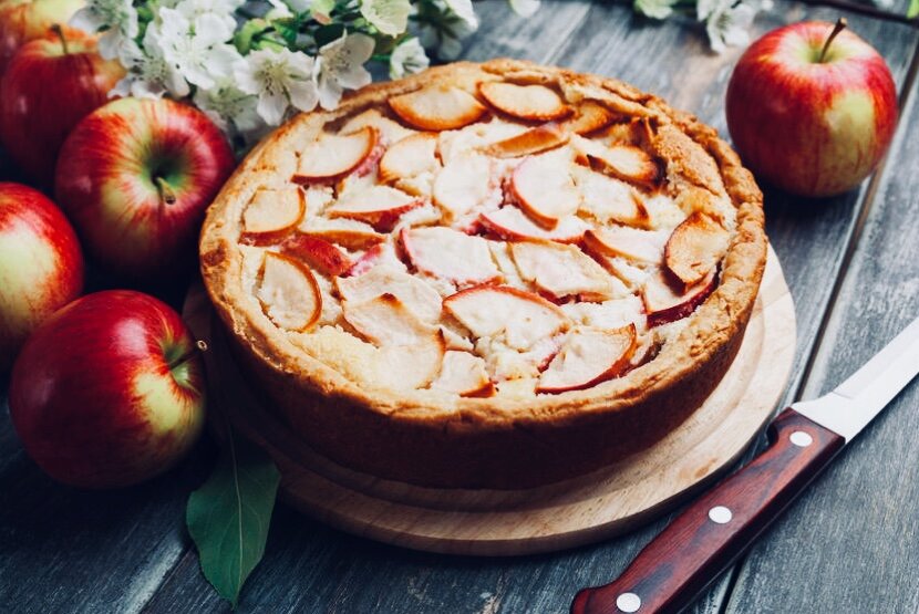 Всеми любимая вкусная и ароматная шарлотка ! Простой рецепт пирога , который сможет приготовить даже ребёнок !  