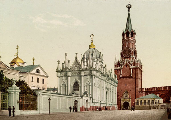 Двуглавый орёл на Спасской башне Кремля