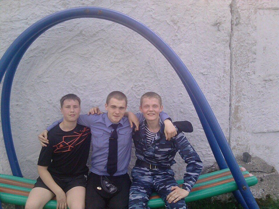9 класс, Совсем молодые. Я слева, Олег по центру