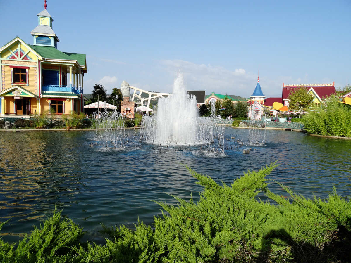 Фонтан в тематической зоне «Аллея Огней» Сочи Парка Адлера