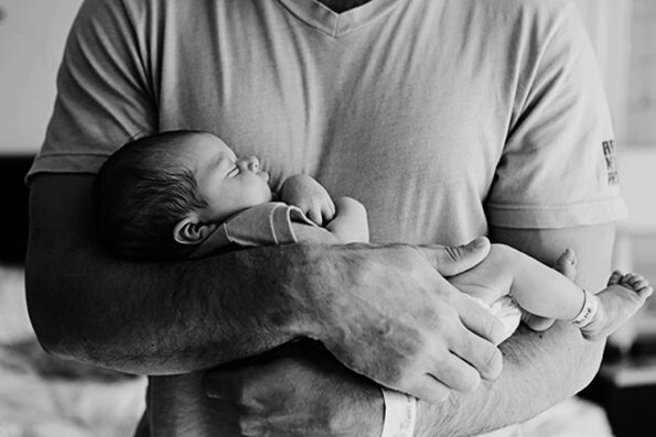 Папа держит дочку. Мужчина с младенцем на руках. Новорожденный на руках. Папа с малышом на руках. Младенец на руках.