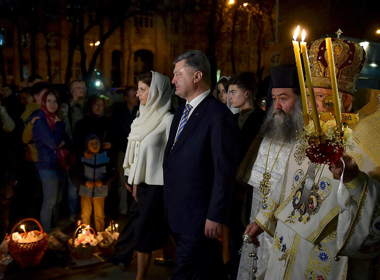 Порошенко с семьёй на церковной молитве.