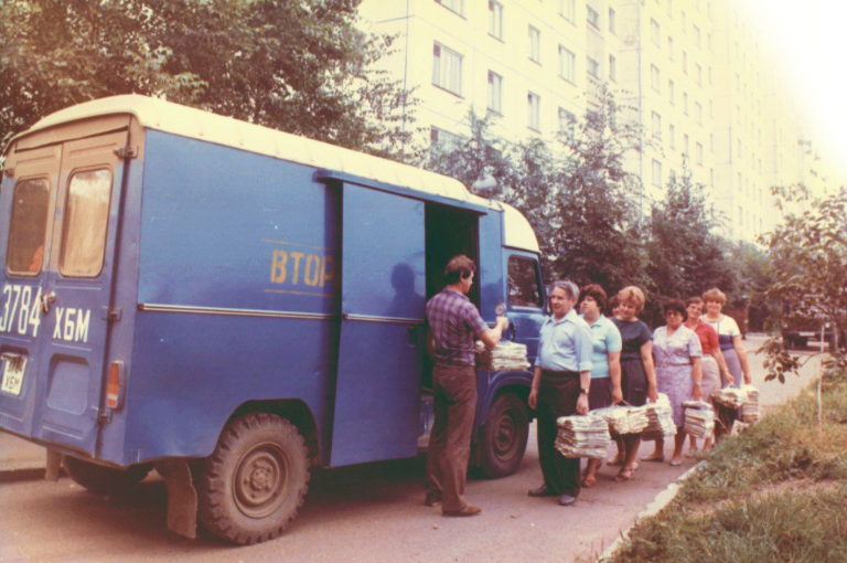 Прием макулатуры и обмен ее на дифецитную литературу. Фото с сайта livejournal.com