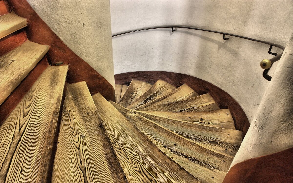Старинная деревянная винтовая лестница