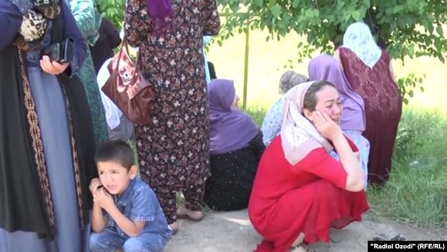 Родственники погибших в вахдатской колонии