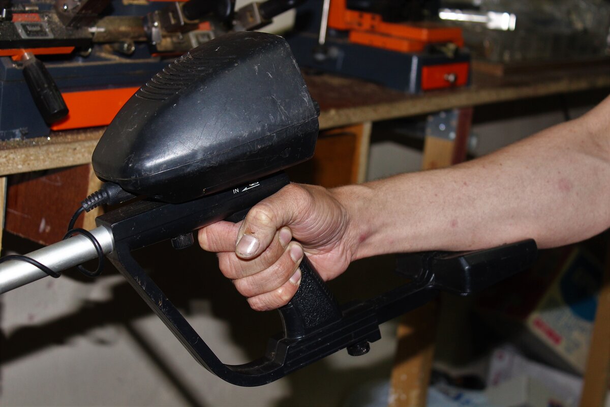 Очень короткий подлокотник.