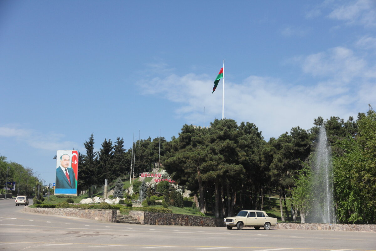 Очень типичная для Азербайджана картина. Портрет. Флаг. Фонтан. Парк. Копейка.