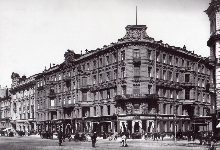   Конец XIX века. Впереди новый век, новые открытия, новая жизнь. Приехав в Столицу уже на вокзале было понятно, что уровень моего дохода не позволяет снять частный особняк или многокомнатный номер в фешенебельной гостинице, но и комнату или угол в «коечно-каморочной» квартире я снимать не собираюсь. Обеспеченные люди с очень высокими доходами снимают в столицах, не церемонясь: усадьбы с анфиладой комнат, подсобными помещениями, конюшней, собственным садом или оранжереей. 
Мне по карману, скорее всего отдельная квартира в доходном доме,- я человек семейный и в перспективе перевезти моё семейство в Столицу. С моим достатком учителя математики вполне могу позволить несколько спален, рабочий кабинет, гостиную, столовую, детскую, помещения для прислуги и кладовой. Для чего мне несколько спален? Отвечу позже. Таковы минимальные требования к комфорту сегодня.

   Заметим, что в конце XIX века рядовой учитель гимназии получал в год жалование около 1000 рублей, треть из которого уходила у него на аренду жилья из нескольких комнат и содержание прислуги. А вот квалифицированный заводской рабочий получал в месяц около 40 рублей, из которых на аренду комнаты у него уходило 5 рублей 50 копеек, а на сносное питание – около 18 рублей, включая табак и алкоголь. Говядина стоила 20 копеек за фунт, сатиновая рубашка – 1 рубль. Одинокий гимназист из небогатой дворянской семьи мог позволить себе снять «флигелек с тремя комнатами у вдовы капитана», чтобы поселиться в нем с «дядькой» или денщиком (прислугой мужского пола) и пользоваться услугами горничной и кухарки – всего за 50 копеек в месяц!
  Однако наиболее популярным решением квартирного вопроса для среднего класса в России являлась аренда апартаментов в доходном доме, поскольку купить отдельную квартиру в жилом доме было нельзя, а снять – без проблем. В дореволюционном Петербурге к 1917 году около 80% всего жилого фонда приходилось на долю доходных домов, в Москве – не менее 40%. Домовладельцы регулярно платили налоги в городской бюджет, а сами никогда не появлялись в своих владениях, поручая управление имуществом нанятым менеджерам.

«Поехали, покажу нумера?»

Стоя на площади у вокзала глядя в небо, размышляю о том, как будет здорово через сто лет. Кто-то будет встречать новое тысячелетие…

«Уважаемый?» – кто-то окликнул рядом.

«Да, да» - не мешкая с ответом.

«Из далече к нам приехали?» - новый вопрос.

«Жизнь приехал устраивать» - немного с улыбкой.

«Мне бы поближе к гимназии» - понимая, что это представитель одного из доходных домов.

«Поехали, покажу нумера?» - ответил мужичок указывая на экипаж неподалёку.

Кони очень ухоженные, карета густо выкрашена тёмно-красным лаком.

«Как царская» - немного шутя.

«Хорошего человека ждали»,- доброжелательный ответ.

Проезжая по улицам с треском по мостовой разглядывая архитектуру зданий, вот она цивилизация. Проезжая мимо гимназии за поворот и вот приехали в закрытый круглый двор. Прогулкой можно дойти до парка, - уже понравилось. Парадный фасад выходил на улицу и выглядел достаточно нарядно. У подъезда с этой стороны подавали экипаж. По черной лестнице приказчики заносили провизию, там же в дом заходила и выходила обслуга. Нижние этажи таких домов часто арендовали (как и в Европе) модные лавки, парикмахерские, книжные магазины, швейные и обувные мастерские, рестораны, пекарни, в подвалах устраивались склады различной продукции. В нашем доме ароматно пахло булочной… Доходный дом, в котором я поселился, принадлежит Академии наук.

  Первый доходный дом появился в 1785 году, а уже к 1911 году их было более 550.
Причиной роста популярности арендного жилья стал общий подъем экономики, рост урбанизации, науки, промышленности, образования и, как следствие, резкое увеличение городского населения. В Москву и Питер приезжали учиться гимназисты из других городов, получали образование в университетах дворяне и разночинцы; тут искали дохода инженеры, рабочие разных специальностей, гувернантки, официанты, коммерсанты и различный обслуживающий персонал.
  С другой стороны, в богатеющей стране появилась свободная денежная масса, требующая вложений, и рынок аренды открывал капиталистам широкие горизонты.

  К концу XIX века в крупнейшие города России стала проникать цивилизация: улицы стали мостить и убирать, в дома протянули водопровод и канализацию, в квартирах появилось электричество и паровые теплые батареи. К строительству доходных домов в популярных стилях: нео-русский, неоклассика и модерн в столицах стали привлекаться известные зарубежные инженеры и архитекторы. К началу XX века паровые батареи стали постепенно вытеснять дровяные печи. Дома начали топить нефтью и углем, что загрязняло экологию, но упрощало жизнь горожан.

Четыре категории доходных домов:

Доходные дома строились как в престижных, так и в бедных районах. Отличались большим разнообразием планировок и возможностей эксплуатации.

  1) Самый комфортный вариант среди доходных зданий считался дом «барского» типа, аналогичный современным клубным домам. Дома размещались в историческом центре города, отличались малым количеством квартир (от 15 до 30) и высоким уровнем комфорта. Богато оформленная входная группа (мраморная отделка, чугунные лестницы с коврами на ступеньках, зимний сад, фонтан, кожаные диваны в лобби). Непременно швейцар на входе, дизайнерское (как сказали бы сегодня) оформление жилого пространства: изразцовые печи, камины, мебель ручной работы из престижного торгового дома «Мюр и Мерилиз» или от известных западных поставщиков. Декоративные предметы искусства, оригинальные интерьерные предметы, антиквариат,– таковы были признаки жилья класса «люкс».

  2) В домах второй категории (также с высоким уровнем комфорта) высотностью от трех до восьми этажей, зачастую – с лифтом, парадной и черной лестницами, дворницкой и антресолями. Длительно арендовали квартиры богатые землевладельцы, лесоторговцы, управляющие менеджеры банков, страховых компаний, акционерных обществ, частные предприниматели, известные актеры, иностранцы.
  3) Чиновники и учителя со средними доходами довольствовались небольшими квартирами или меблированными комнатами в домах третьей категории. В мансардных этажах жили студенты, отставные военные нижних чинов и представители богемы. Зачастую постояльцы сдавали одну из комнат в субаренду одиноким постояльцам, имея с этого небольшой дополнительный доход.
  4) В некомфортных, зачастую ветхих строениях с низким уровнем санитарии и выгребными ямами снимал комнаты, а то и углы, бедный люд, прибывший в город на различные сезонные заработки. В подвальных помещениях таких домов с «коечно-каморочными» квартирами находились ночлежки для самых неимущих слоев населения. Доходные дома для беднейших слоев общества делились на два типа: временное жилье (ночлежные дома) и постоянное (для длительной аренды).

Первый ДДУ был зарегистрирован в 1914 году.


  Горожане с небольшими доходами собирались, в товарищеские кооперативы. Чтобы сообща решить свои жилищные проблемы. Так, в 1914 году на Девичьем поле было затеяно строительство домов со вступительным взносом от 2000 рублей с рассрочкой на три года, а на пересечении Столового и Скатертного переулков было основано «Первое московское товарищество владельцев квартир», со вступительным взносом от 4 до 11 тыс. рублей. Квартиронаниматели объединялись в товарищества для постройки доходных домов с типовыми квартирами и одинаковым уровнем комфорта. Такие организации назывались: «паевые фонды».

  Вступительный взнос пайщика квартиры до 30 кв. саженей, что около (120м2), = не более 5 000 рублей. Средняя стоимость квартиры: =10 000 рублей.
- После завершения строительства с привлечением вступительных взносов и дополнительных кредитов дом закладывался в городском кредитном обществе.
- Городское кредитное общество давало ссуду до 75% оценочной стоимости с погашением в течение 35-37 лет.
- Процентная ставка = 4,5% годовых.
- Пайщик, получивший квартиру, ежемесячно платил за обслуживание дома по смете: (уплата долга с процентами, налоги, страховые премии и прочие платежи).
- Вложенные средства приносили пайщику 10% годового дохода.
Устав товарищества предусматривал строительство складов и магазинов на первых этажах и в подвалах для получения дополнительного дохода. Свои кооперативы строили учебные заведения, фабрики, заводы, частные заведения различного толка и конторы. Но все инициативы будут прерваны Первой мировой войной и последовавшей за ней революцией.

В Саратове на сегодня сохранилось около 10 доходных домов.


  На сегодняшний день рынок аренды и найма жилья на 90% находится в «тени». Квартиры сдаются по устной договоренности между собственником и арендатором, без официального договора. В большинстве случаев нет гарантий, что человека внезапно не выселят из снимаемых метров квартиры, только потому, что так захотелось и неожиданно сменились планы у арендодателя и он решил продать квартиру. Хозяин сдаваемой квартиры постоянно волнуется, что в его квартире может что-то произойти, сломаться или того хуже пожар или потоп.

Наша компания Союз Застройщиков предлагает не снимать квартиру и платить арендодателю деньги не за Ваши метры,- а прийти к нам и мы поможем выбрать квартиру Вашей мечты.