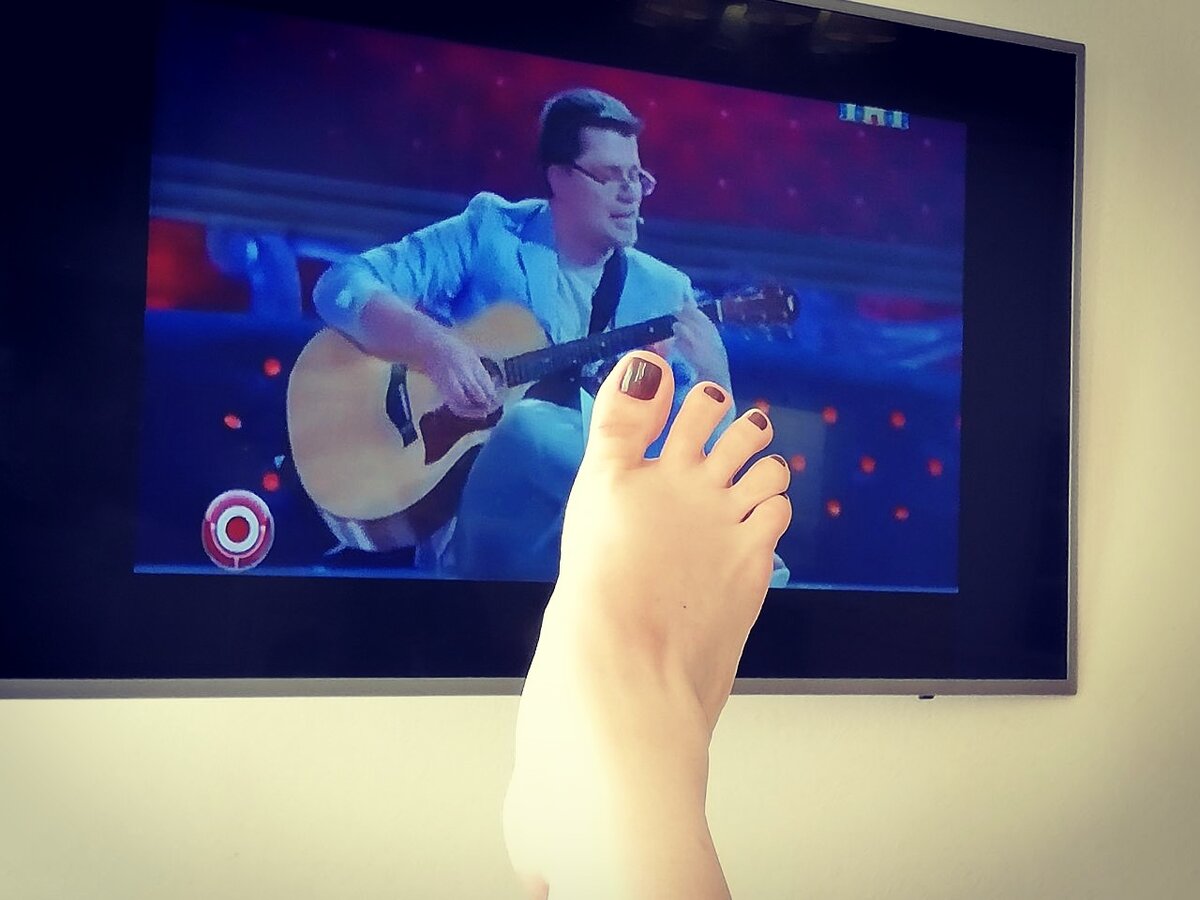 Это уже мое личное творчество) вон даже серенады мне мужчина поет)) 
