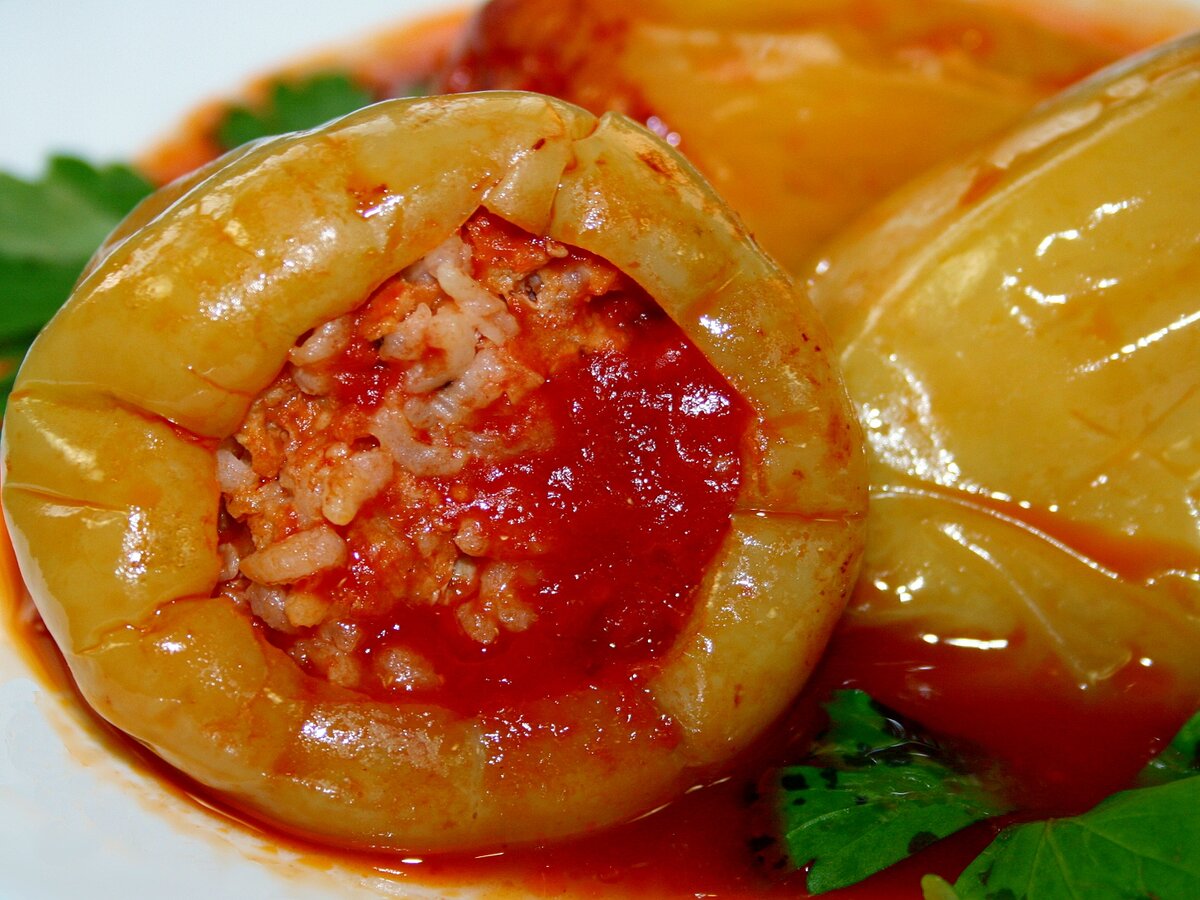 Фаршированный перец в сметанно-томатной подливе с овощами