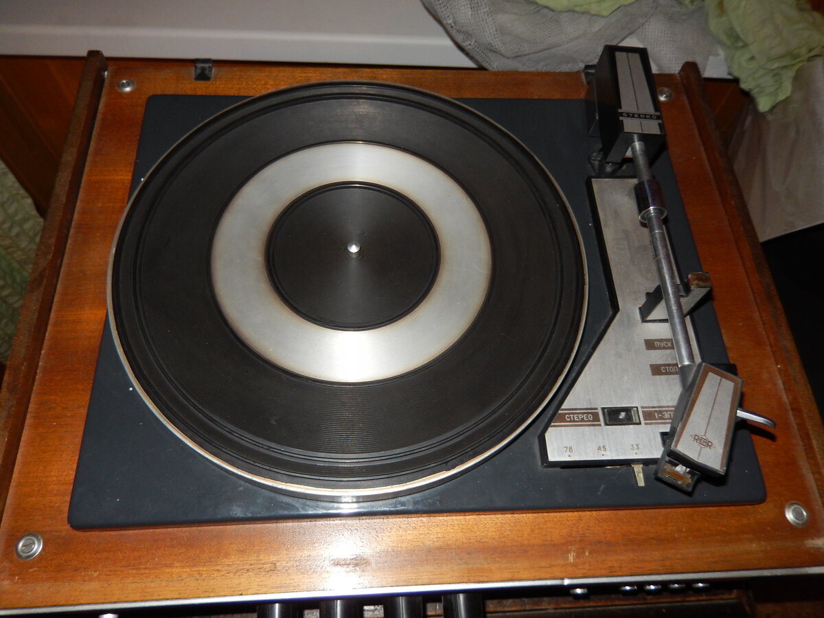 На данном 1ЭПУ-73С данного электрофона три скорости 33/45/78 об/мин